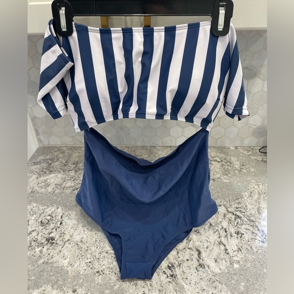 One piece Swimsuit - Picture 1 of 3